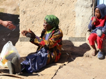 demo-attachment-291-ask-for-alms-1742502_1920@2x